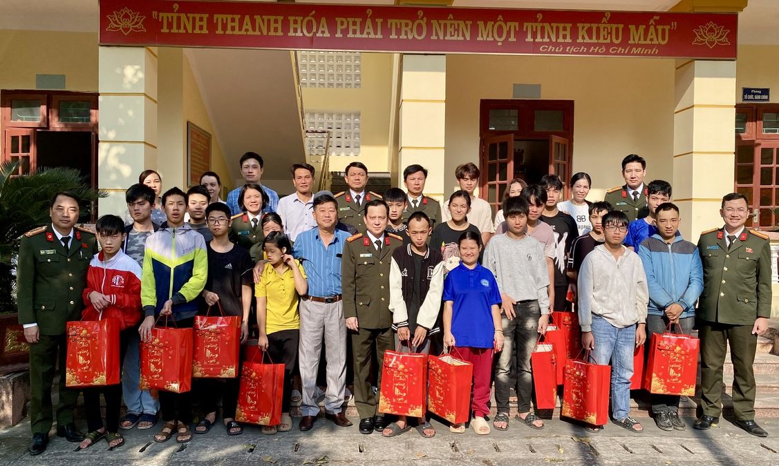 Trao gửi yêu thương, thắp sáng niềm tin cho trẻ em và người khuyết tật