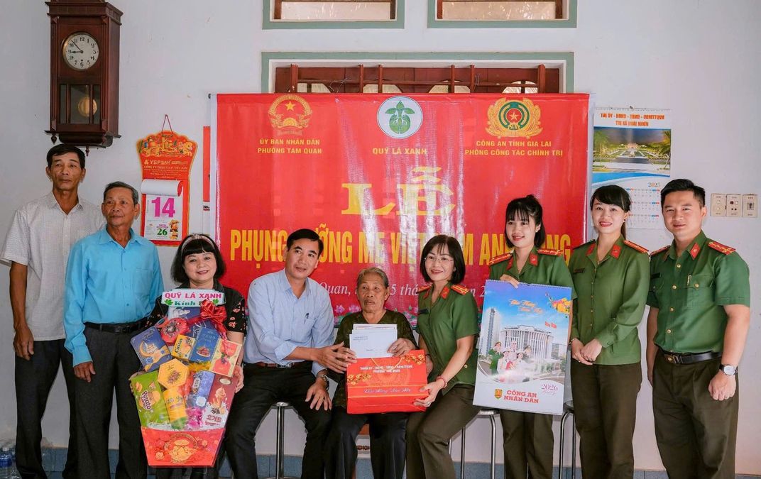 Tuổi trẻ Công an Gia Lai: Nhiều hoạt động thiết thực chăm sóc các  Mẹ Việt Nam anh hùng