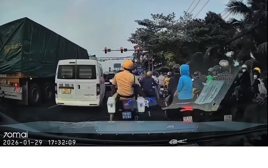 TP. Hồ Chí Minh: 02 cán bộ kịp thời hỗ trợ người dân đưa bệnh nhân viêm ruột thừa nguy kịch đi cấp cứu