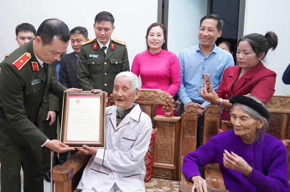 Công an Thanh Hóa thăm, tặng quà các gia đình chính sách, lực lượng vũ trang nhân dịp Tết Nguyên đán