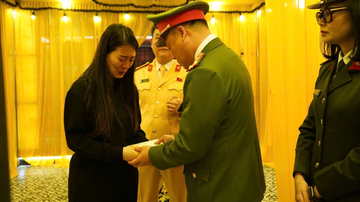 Lãnh đạo Công an tỉnh Thái Nguyên thăm, động viên gia đình cán bộ Cảnh sát giao thông đã hy sinh trong khi thi hành công vụ