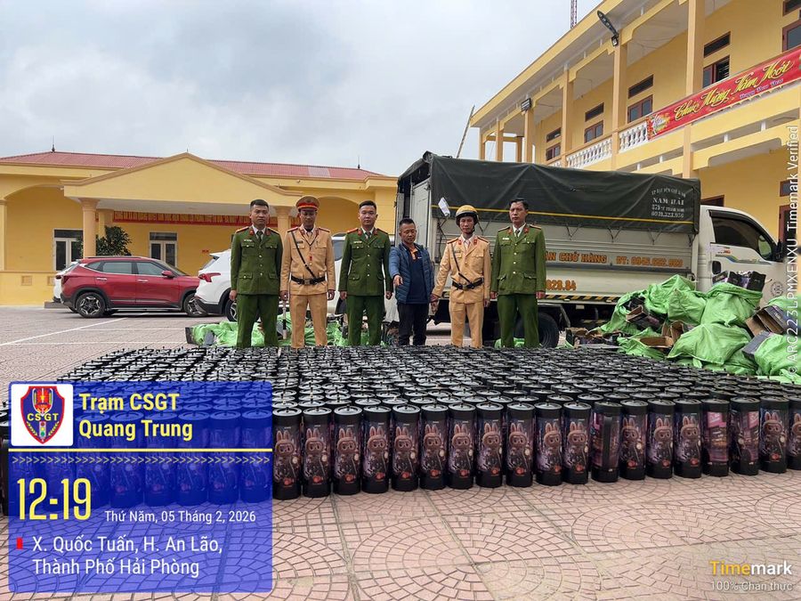 Hải Phòng: Bắt quả tang xe vận chuyển số lượng lớn bình nghi khí cười