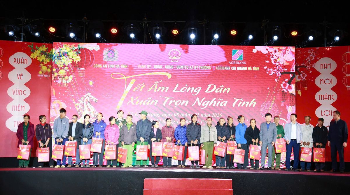 Mang mùa Xuân yêu thương đến với đồng bào vùng núi còn nhiều khó khăn xã Kỳ Thượng, tỉnh Hà Tĩnh