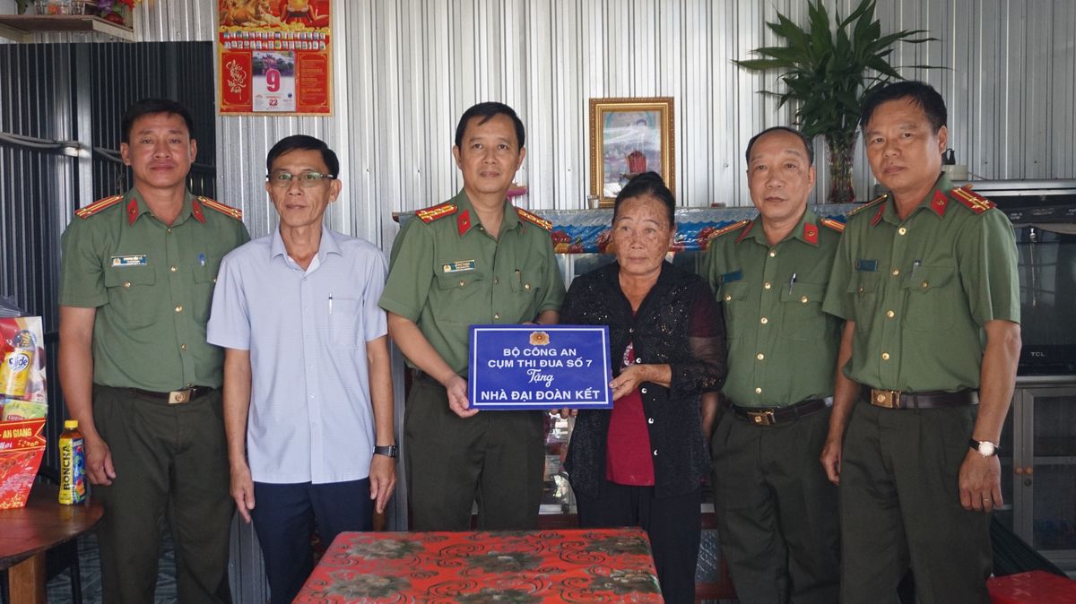 Những hoạt động ấm áp tình quân dân của Công an tỉnh An Giang