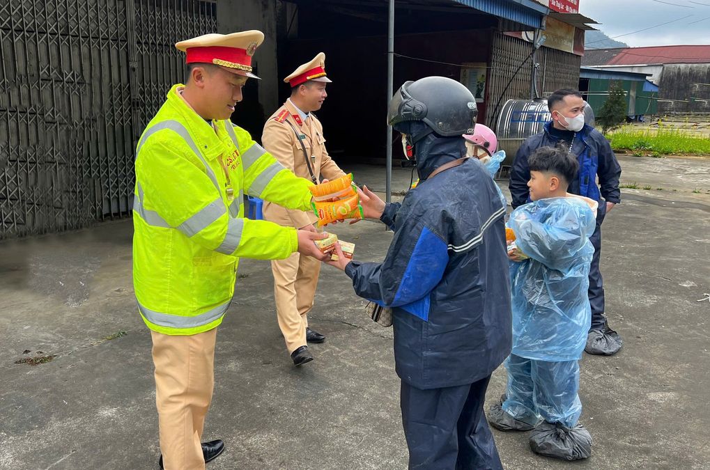 Cảnh sát giao thông Công an tỉnh Sơn La giúp đỡ người dân trên đường về quê đón Tết