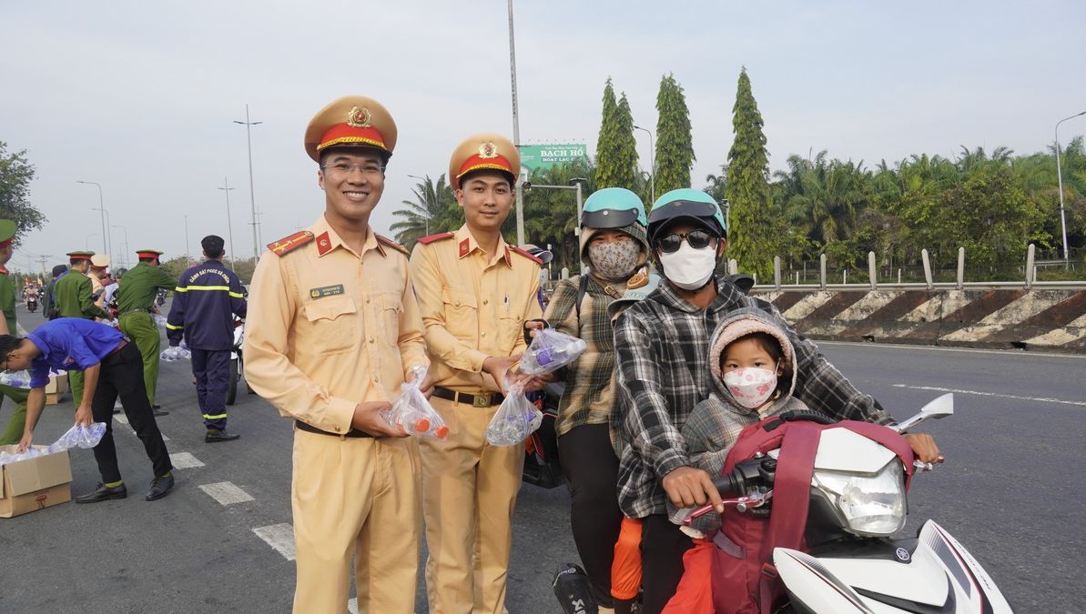 “Điểm dừng chân nghĩa tình” hỗ trợ người dân về quê đón Tết