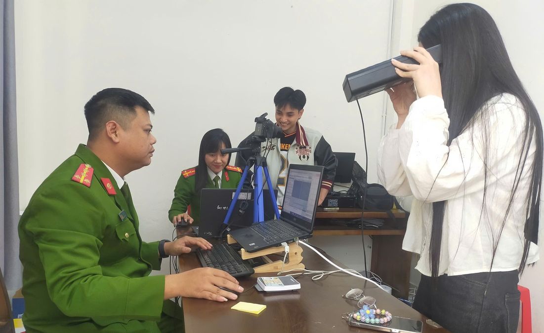 "Vì Nhân dân phục vụ" - cán bộ, chiến sĩ Công an Thanh Hoá làm việc xuyên Tết giải quyết thủ tục hành chính cho Nhân dân