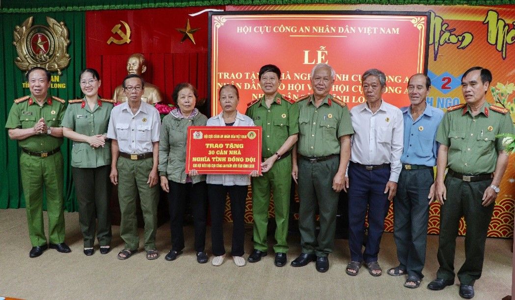 Hội Cựu Công an nhân dân Việt Nam hỗ trợ 1,8 tỷ đồng xây nhà nghĩa tình đồng đội tại Vĩnh Long