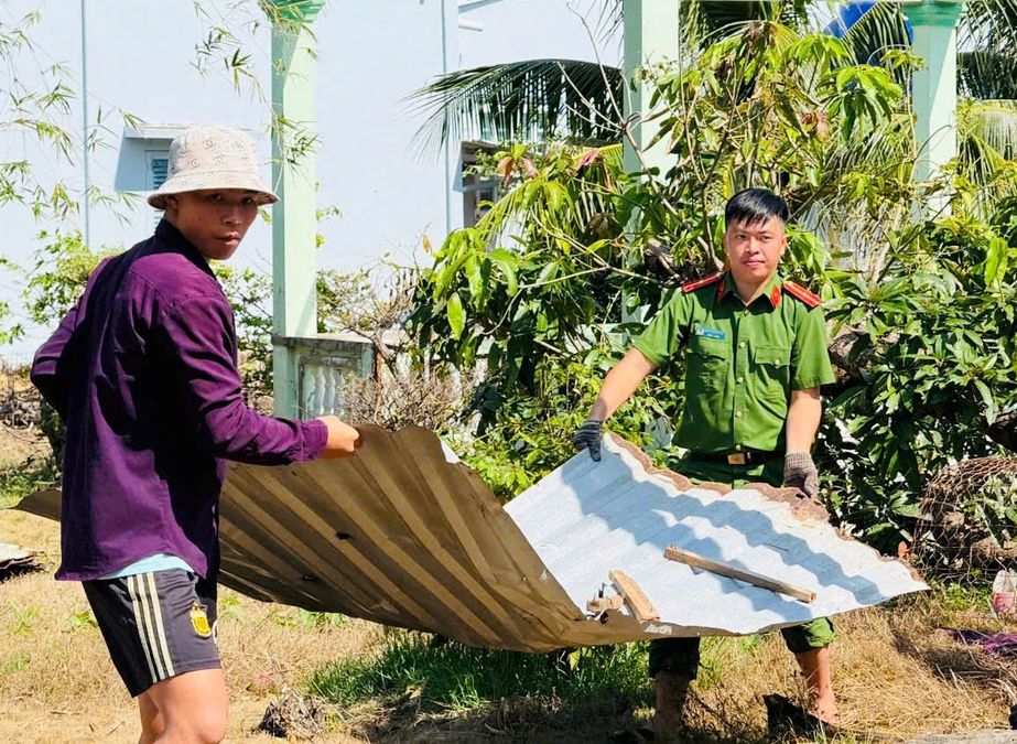 An Giang: Công an xã Vĩnh Thuận kịp thời hỗ trợ người dân khắc phục hậu quả sau lốc xoáy