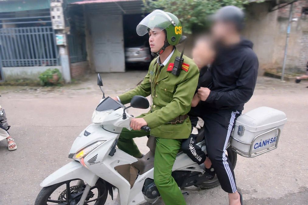 Công an tỉnh Phú Thọ kịp thời hỗ trợ đưa cháu bé lên cơn co giật đi cấp cứu 