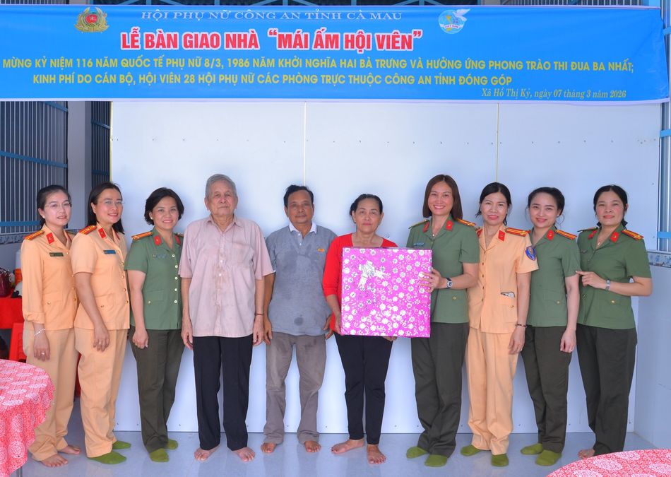 Phụ nữ Công an tỉnh Cà Mau bàn giao nhà “Mái ấm hội viên”