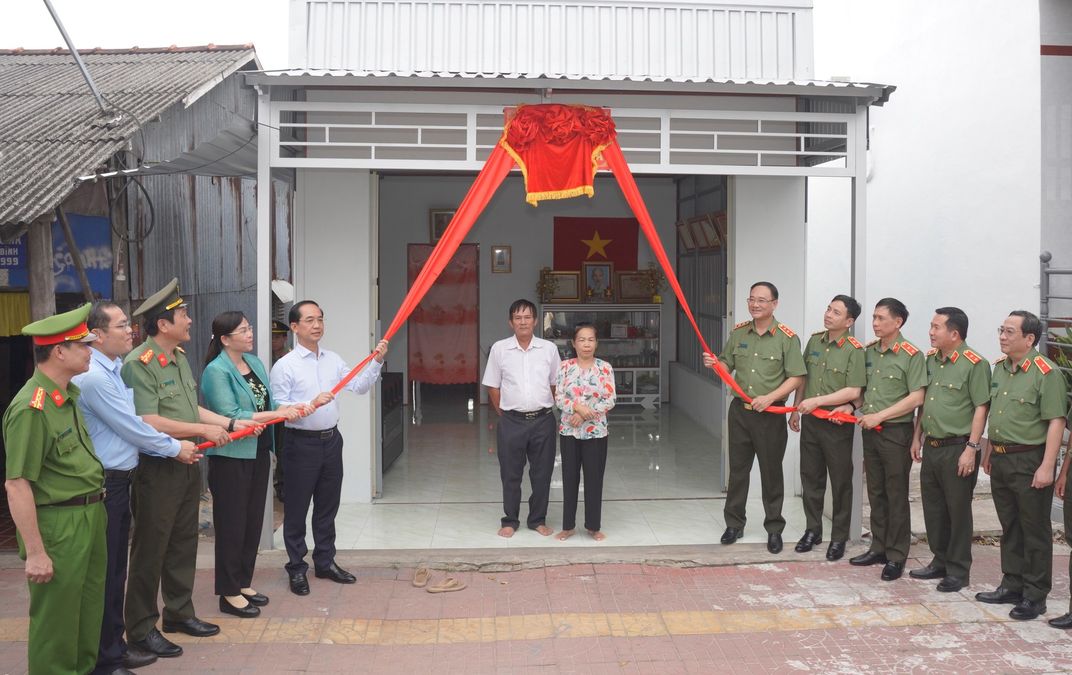 Bộ Công an bàn giao kinh phí xây dựng 500 căn nhà tặng đồng bào khó khăn trên địa bàn tỉnh Cà Mau