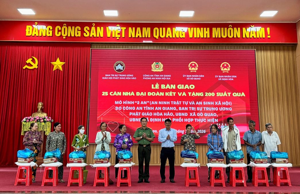 An Giang: Trao 25 căn nhà và hơn 200 phần quà tặng người dân có hoàn cảnh khó khăn