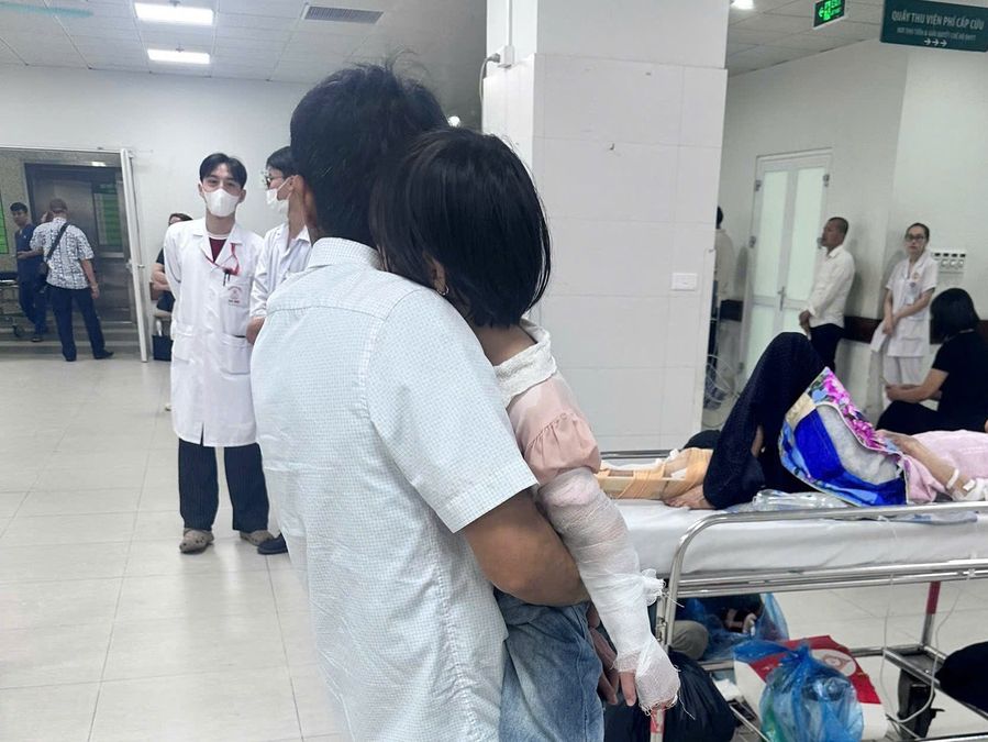 Cảnh sát giao thông Hà Nội mở đường, kịp thời đưa cháu bé 6 tuổi đi cấp cứu trong giờ cao điểm