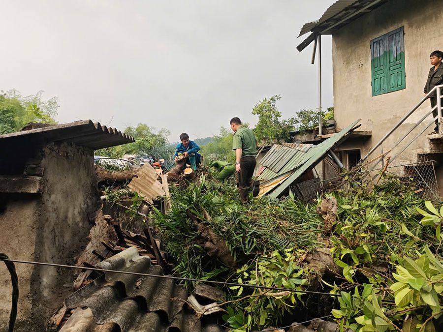 Thái Nguyên: Công an xã Phủ Thông hỗ trợ nhân dân trên địa bàn khắc phục hậu quả do mưa giông