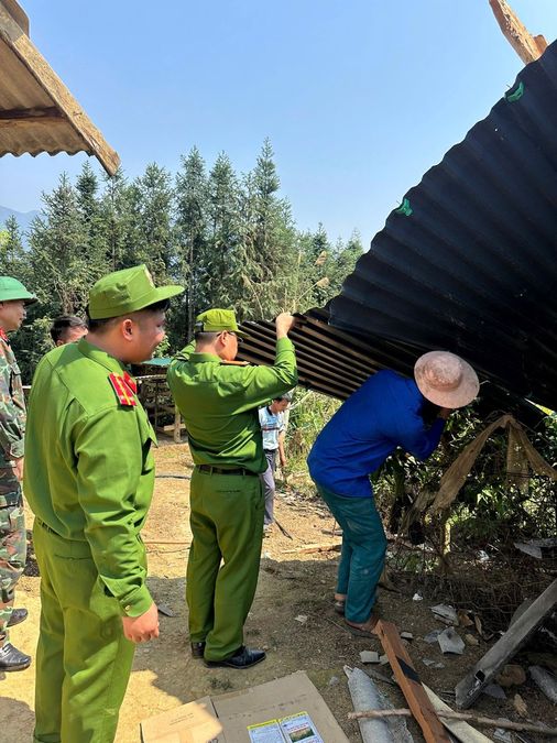 Lai Châu: Công an xã Pa Tần xung kích giúp dân khắc phục hậu quả thiên tai, dông lốc