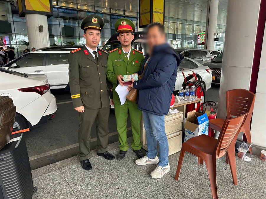 Đồn Công an Sân bay Quốc tế Nội Bài hỗ trợ hành khách tìm lại tài sản 200 triệu đồng