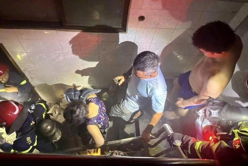 TP. Hồ Chí Minh: Kịp thời dập tắt đám cháy trong đêm, giải cứu an toàn 02 người mắc kẹt