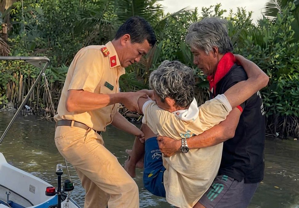 Cà Mau: Cảnh sát đường thủy kịp thời dùng ca nô đưa người dân nguy kịch đi cấp cứu