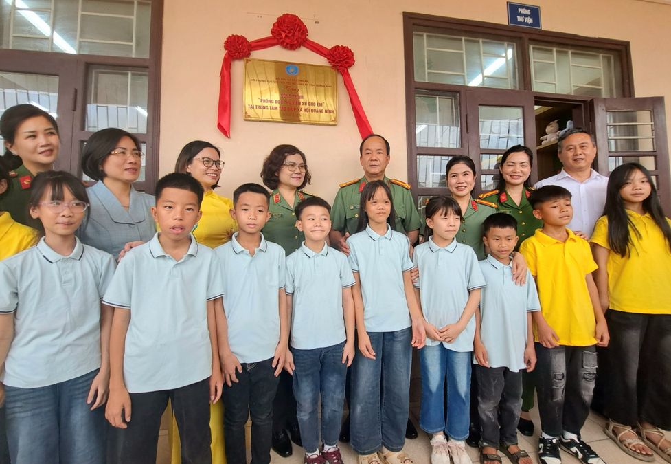 Trao tặng công trình “Phòng đọc Thư viện số cho em” 