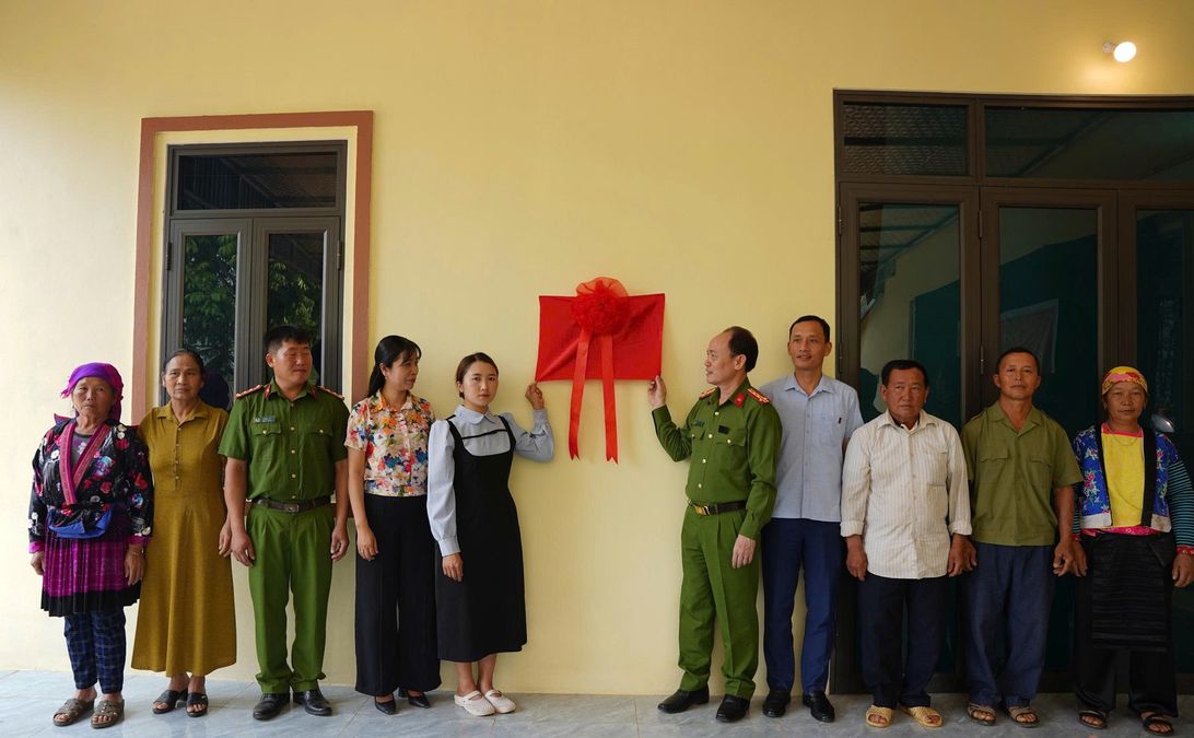 Khánh thành, bàn giao nhà tình nghĩa cho cán bộ, chiến sĩ có hoàn cảnh đặc biệt khó khăn