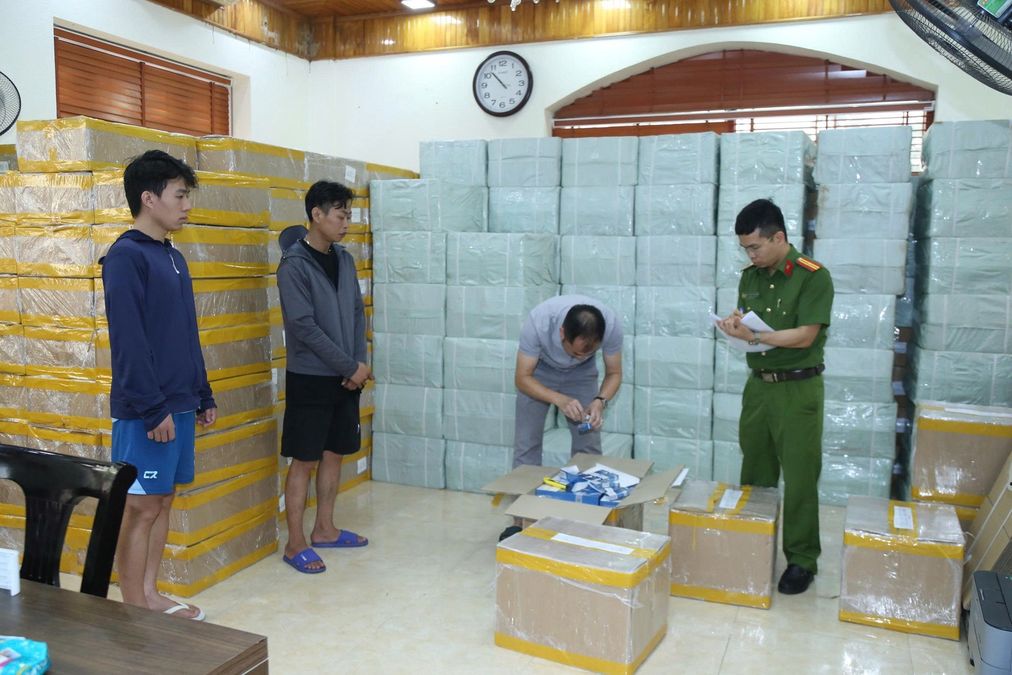 Khởi tố 02 đối tượng tàng trữ hơn 170.000 bao thuốc lá nhập lậu