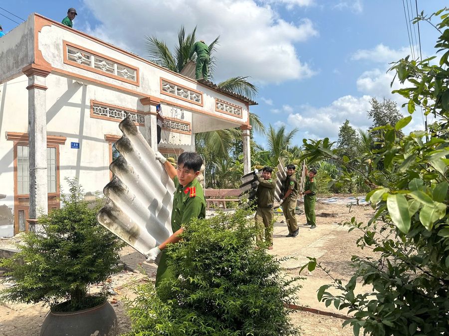 Tuổi trẻ Công an tỉnh Cà Mau góp sức dựng xây mái ấm nghĩa tình cho đồng bào khó khăn