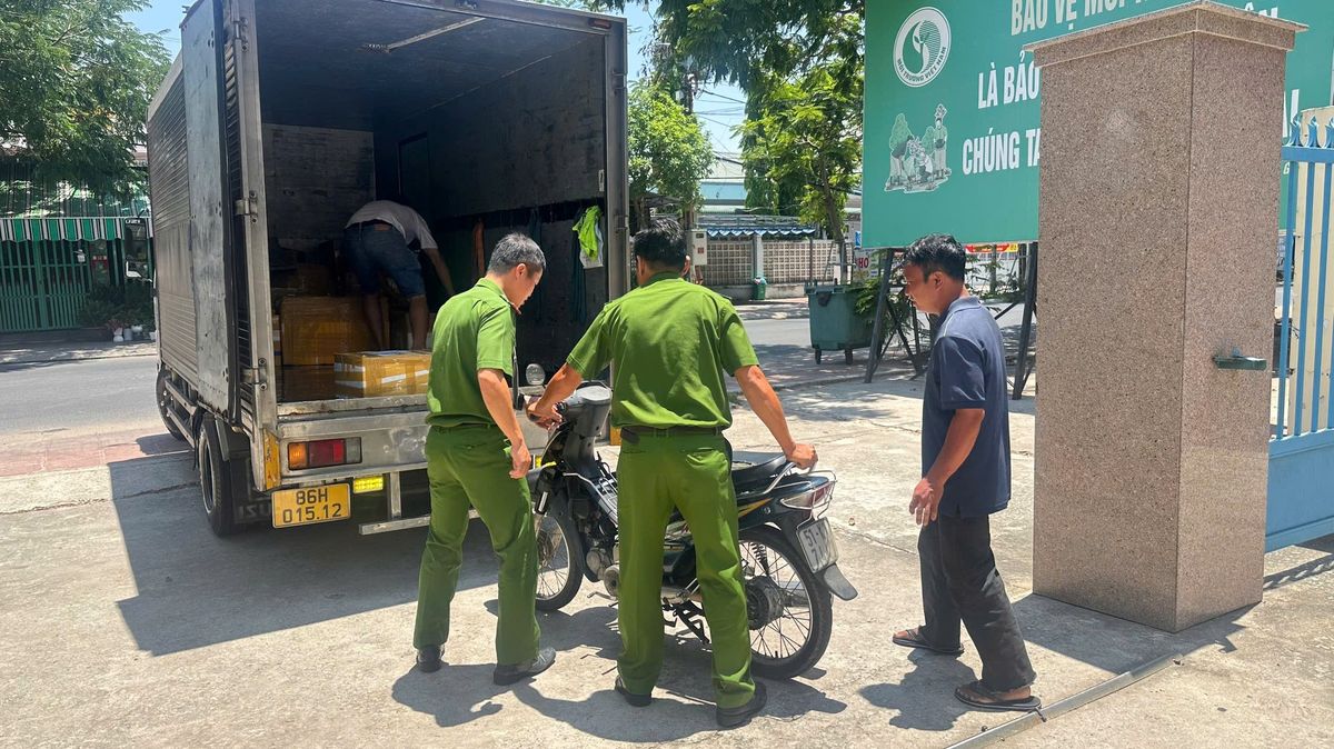 Công an phường hỗ trợ hai mẹ con đi lạc trở về nhà an toàn