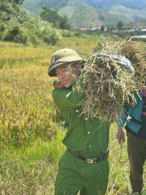 Đẹp mãi hình ảnh người chiến sĩ Công an tỉnh Quảng Ngãi trong mùa vàng Xốp