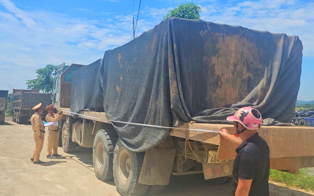 Công an Thanh Hóa cương quyết xử lý nghiêm xe quá tải, cơi nới thành thùng
