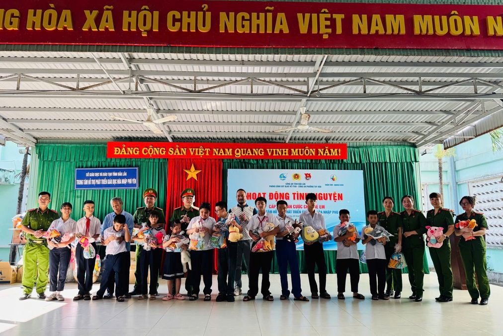 Thu nhận hồ sơ cấp Căn cước và tặng quà tại Trung tâm hỗ trợ phát triển giáo dục hòa nhập Phú Yên