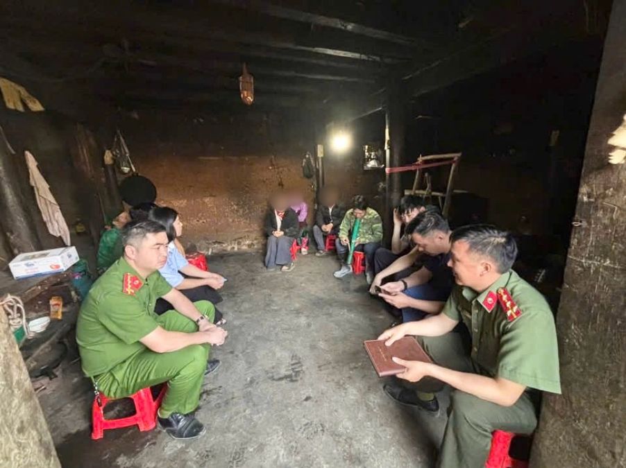 Lực lượng Công an cơ sở Tuyên Quang chung tay giữ bước chân em tới trường