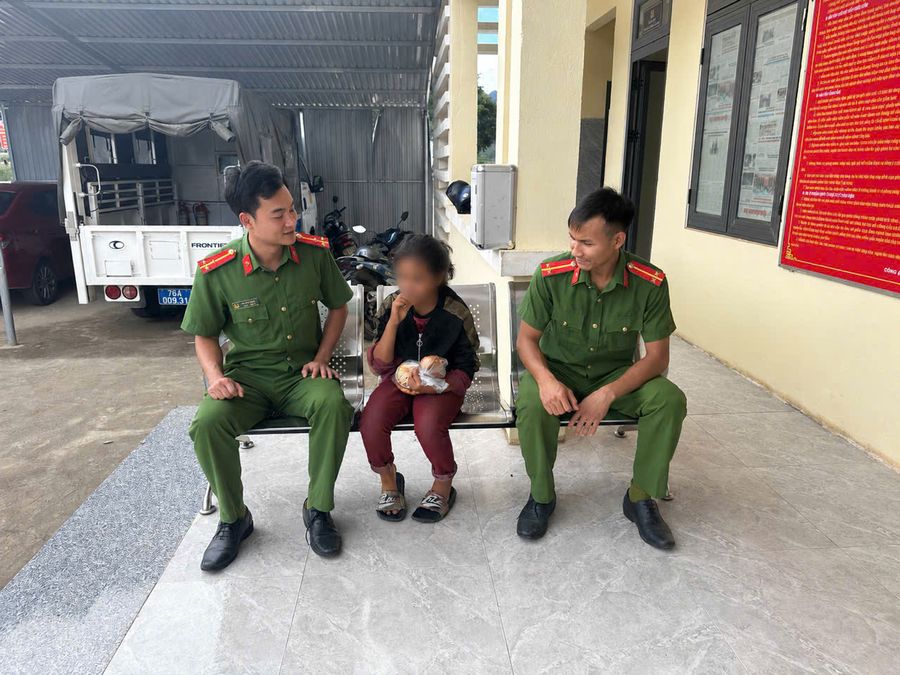Công an xã Xốp, tỉnh Quảng Ngãi giúp đỡ cháu bé đi lạc tìm về với gia đình