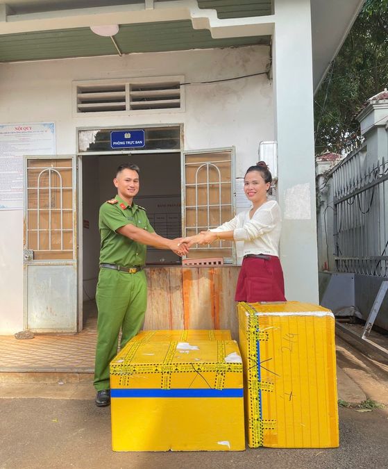Công an xã tìm và trao trả tài sản trị giá  hơn 300 triệu đồng cho người dân