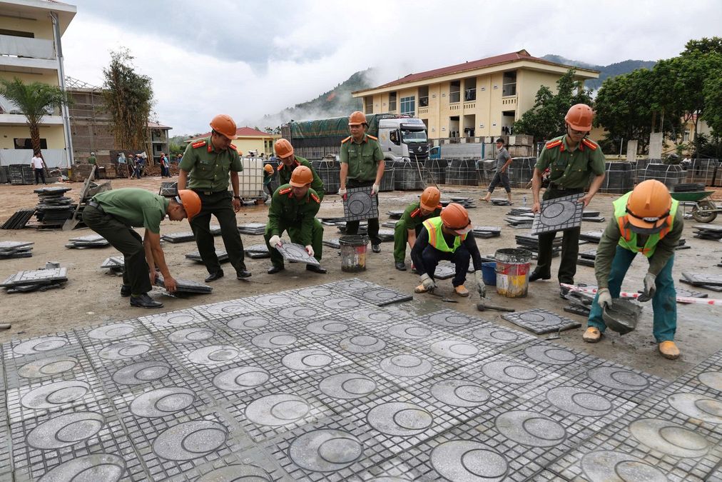 Ra quân thực hiện “Chiến dịch cao điểm 100 ngày đêm”  hỗ trợ xây dựng các trường học vùng biên