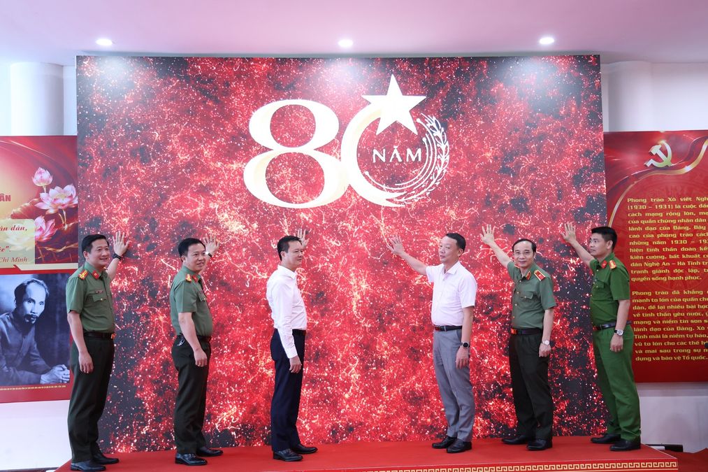 Hà Tĩnh: Khai trương trưng bày hình ảnh, tư liệu, hiện vật kỷ niệm 80 năm Ngày truyền thống lực lượng An ninh nhân dân
