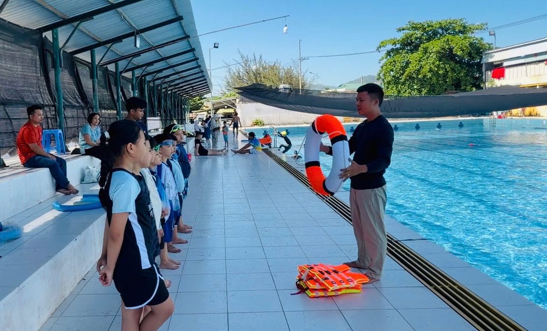 Phòng Cảnh sát PCCC và CNCH Công an tỉnh Khánh Hòa mở lớp dạy bơi miễn phí cho trẻ em