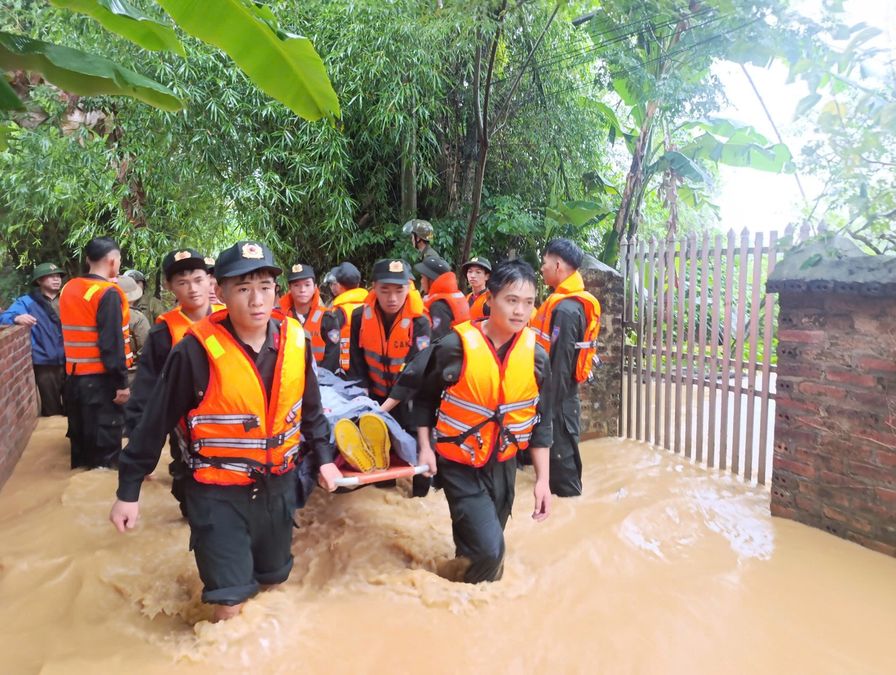 Cảnh sát cơ động Cao Bằng kịp thời hỗ trợ đưa cụ ông 95 tuổi bị bệnh đến nơi an toàn trong mưa lũ