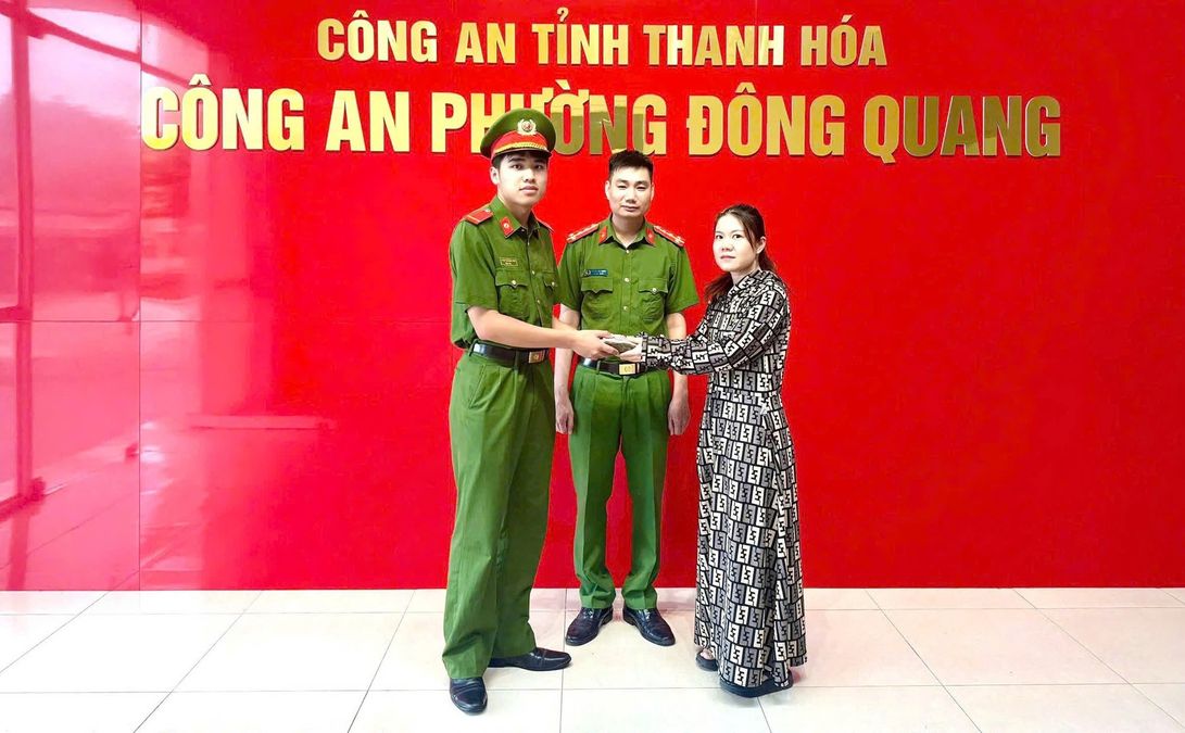 Chiến sĩ Cảnh sát cơ động Công an Thanh Hoá trả lại 75 triệu đồng cùng nhiều giấy tờ quan trọng cho người đánh rơi