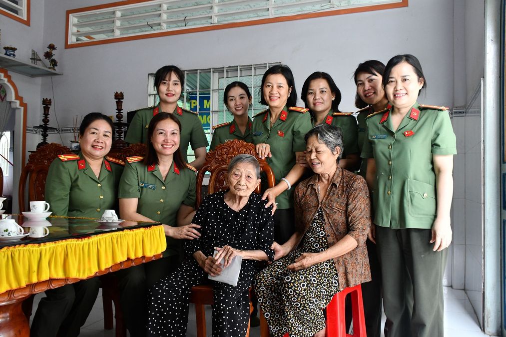 Về nguồn, tặng quà Mẹ Việt Nam anh hùng 