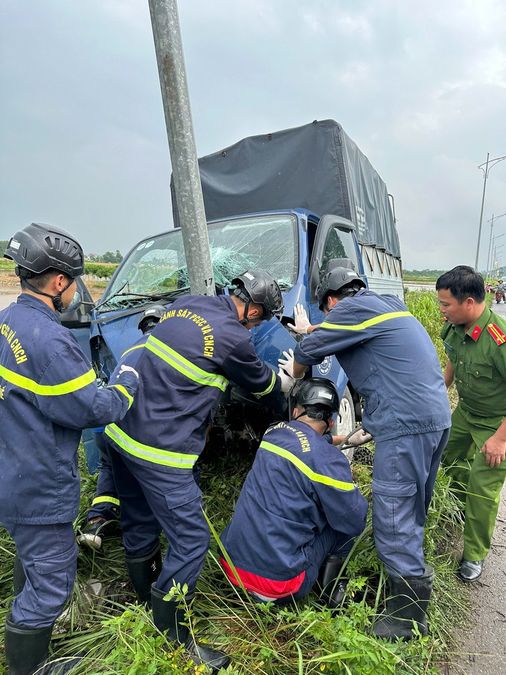 Bắc Ninh: Kịp thời cứu 02 nạn nhân bị mắc kẹt do tai nạn