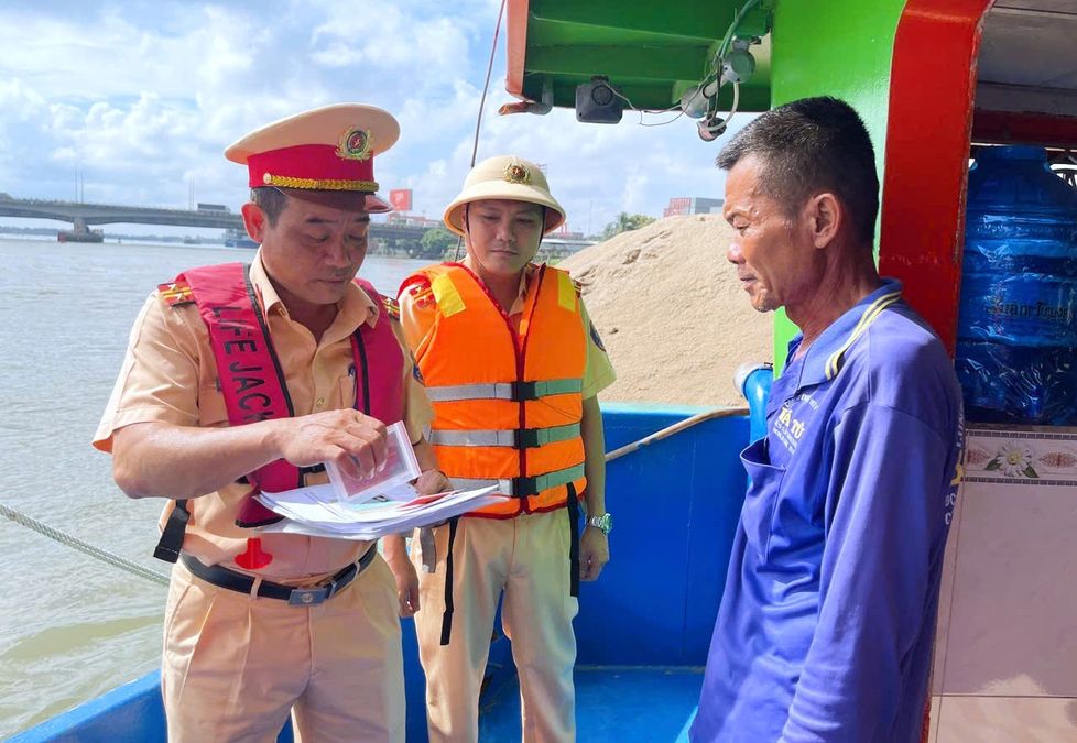Siết kiểm tra phương tiện, ngăn vi phạm từ đường thủy