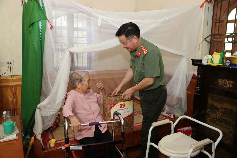 Công an Hưng Yên thăm hỏi, tặng quà Mẹ Việt Nam Anh hùng Phạm Thị Sự