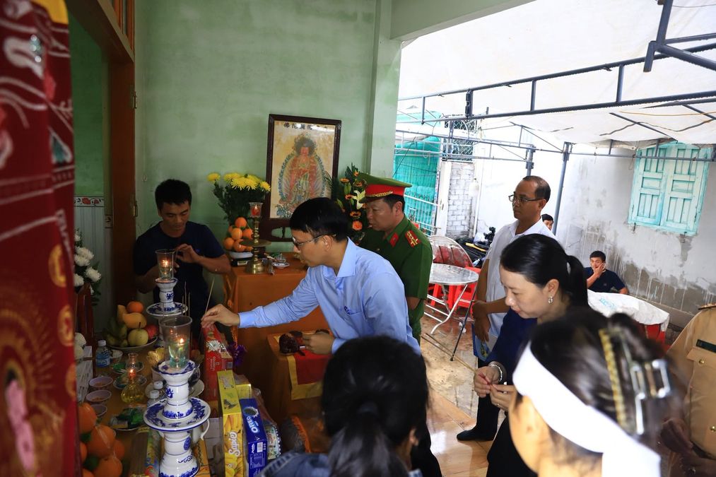 Khánh Hòa: Lãnh đạo UBND tỉnh và Công an tỉnh thăm hỏi gia đình các nạn nhân vụ tai nạn giao thông đặc biệt nghiêm trọng tại Đồng Nai