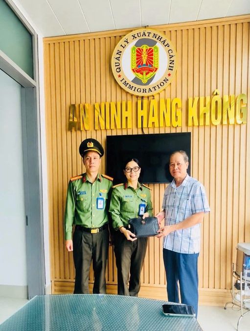 Gia Lai: An ninh sân bay tìm kiếm và trao trả lại tài sản lớn cho hành khách