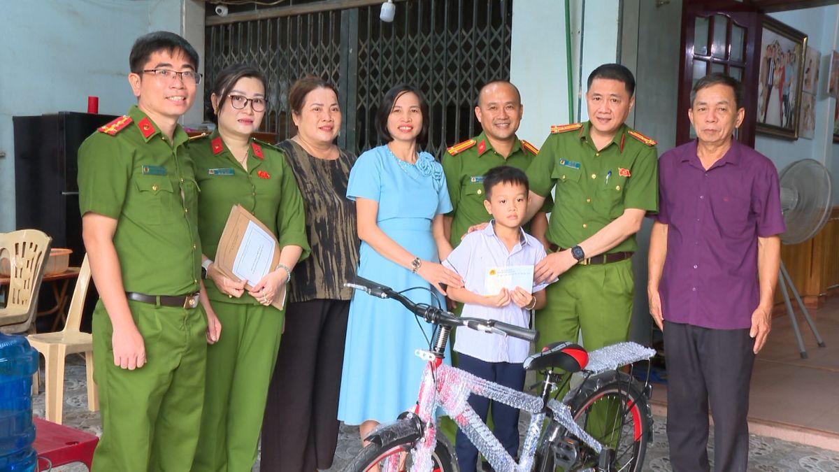 Trại tạm giam Công an tỉnh Thanh Hoá nhận đỡ đầu học sinh có hoàn cảnh đặc biệt khó khăn