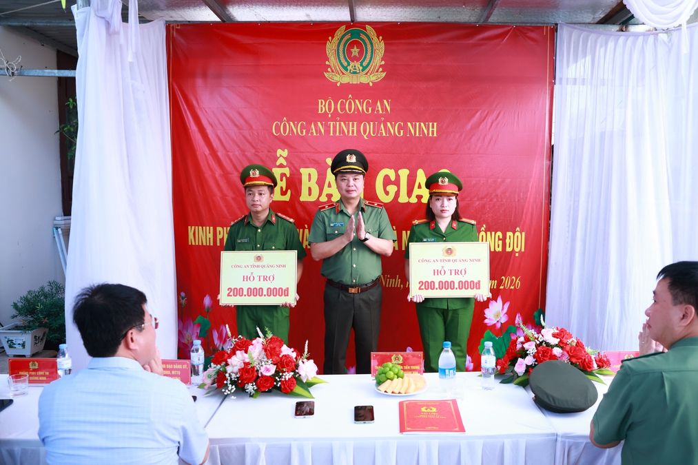 Trao kinh phí xây dựng, sửa chữa “Nhà nghĩa tình đồng đội” cho cán bộ, chiến sĩ Công an tỉnh Quảng Ninh