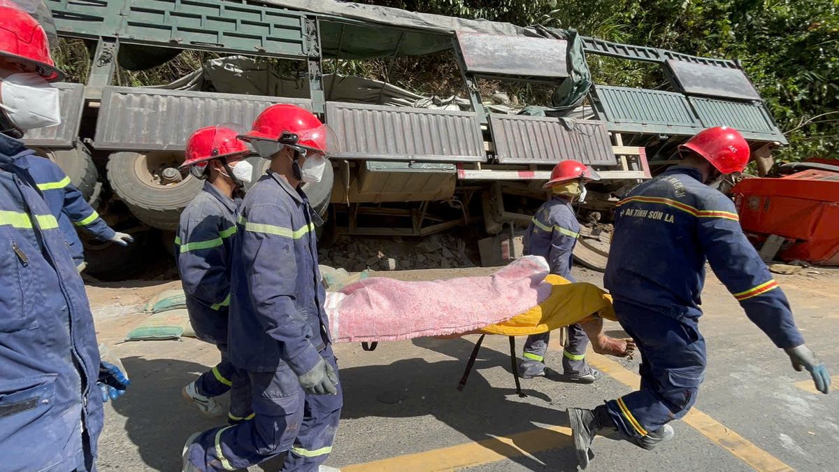 Cảnh sát phòng cháy, chữa cháy và cứu nạn, cứu hộ Sơn La giải cứu nạn nhân mắc kẹt dưới bánh xe đầu kéo