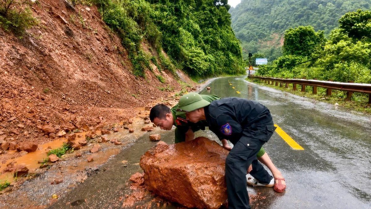 Công an các xã miền núi tỉnh Nghệ An chủ động ứng phó mưa lớn, phòng ngừa lũ quét, sạt lở