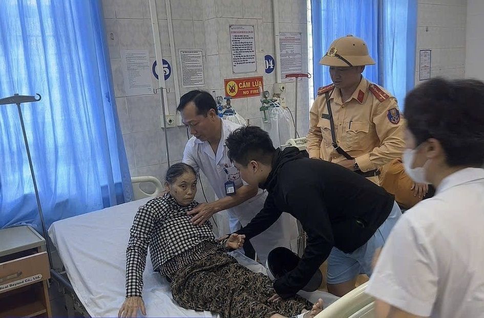 Cán bộ Cảnh sát giao thông Ninh Bình kịp thời cứu giúp người dân bị nạn trên đường